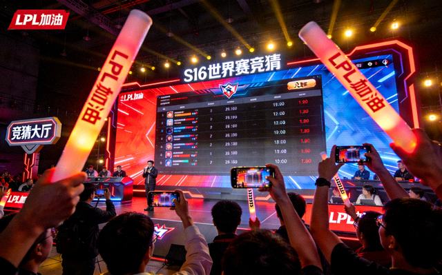 英雄联盟竞猜大厅新闻速递配图：LOL世界赛竞猜S16现场大屏幕与观众氛围
